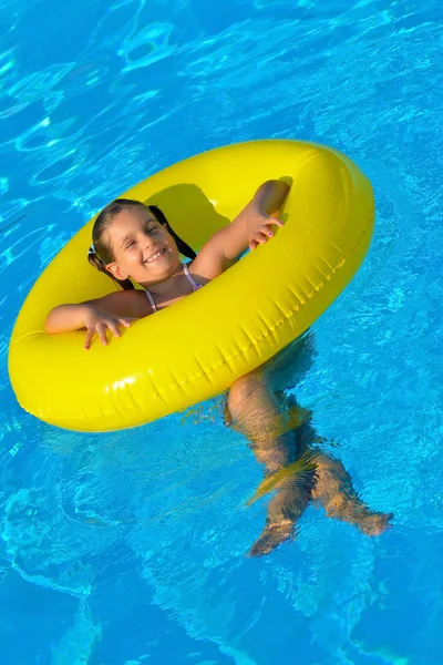 Adorável criança relaxante na piscina — Fotografia de Stock