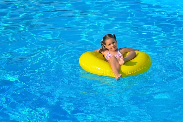Niño adorable relajándose en la piscina —  Fotos de Stock