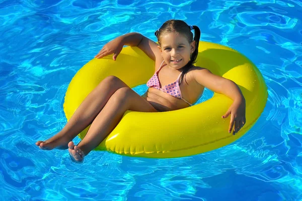 Entzückendes Kleinkind entspannt sich im Schwimmbad — Stockfoto