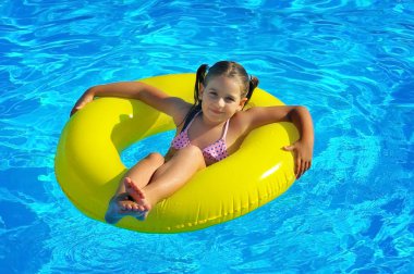 Yüzme havuzunda rahatlatıcı sevimli bebek