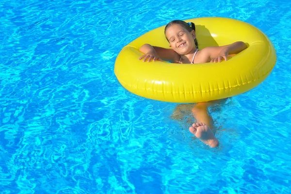 Niño adorable relajándose en la piscina — Foto de Stock