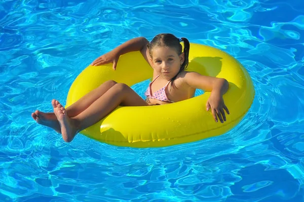 Adorável criança relaxante na piscina — Fotografia de Stock