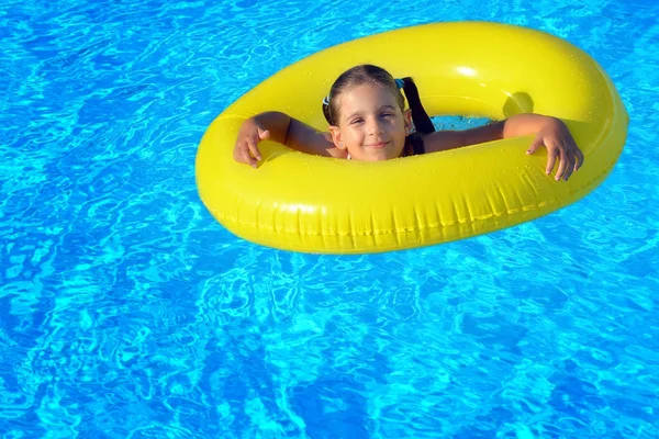 Adorável criança relaxante na piscina — Fotografia de Stock