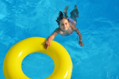 Yüzme havuzunda rahatlatıcı sevimli bebek