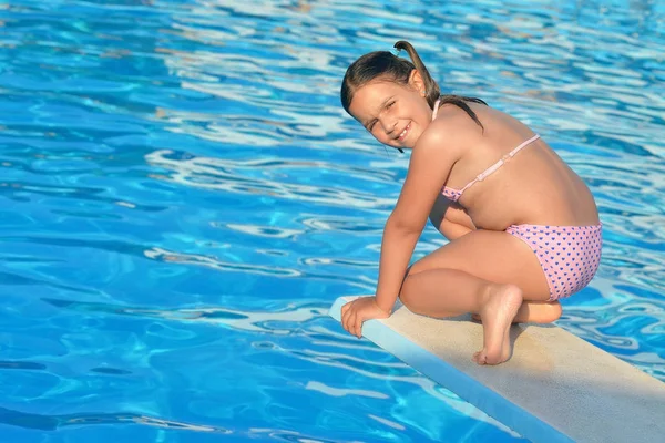 Adorable toddler relaxing in swimming pool — Stock Photo, Image