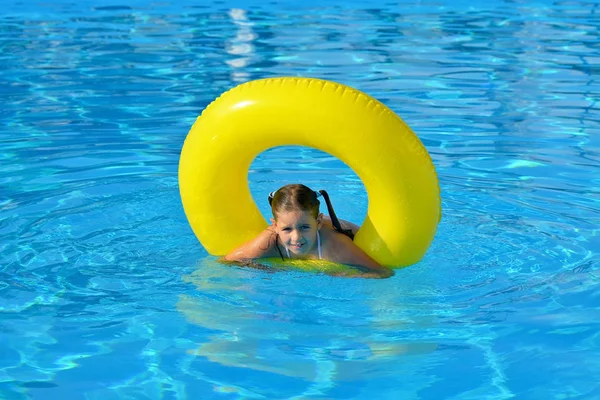 Adorável criança relaxante na piscina — Fotografia de Stock