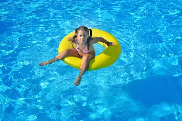 Schattig peuter ontspannen in het zwembad — Stockfoto