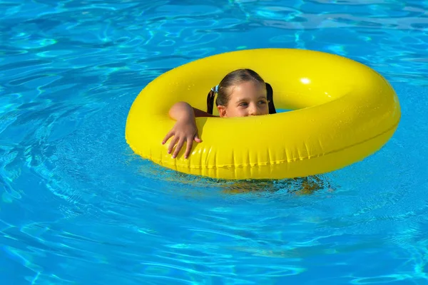 Очаровательный ребенок расслабляется в бассейне — стоковое фото