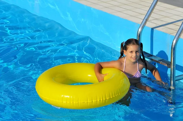 Roztomilé batole relaxační bazén — Stock fotografie