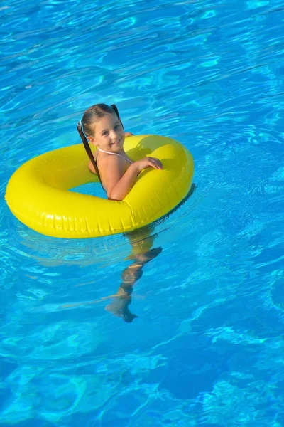 Adorable toddler relaxing in swimming pool — Stock Photo, Image