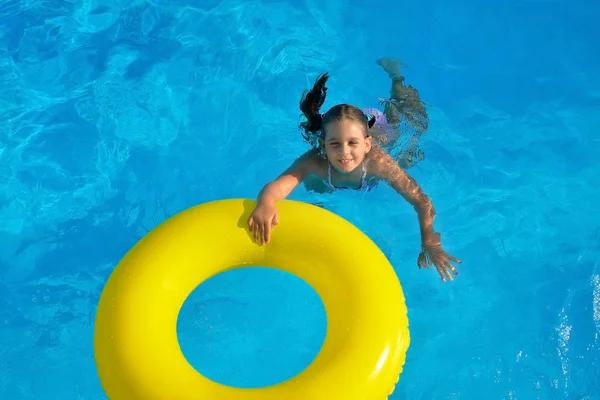 Adorable toddler relaxing in swimming pool — Stock Photo, Image