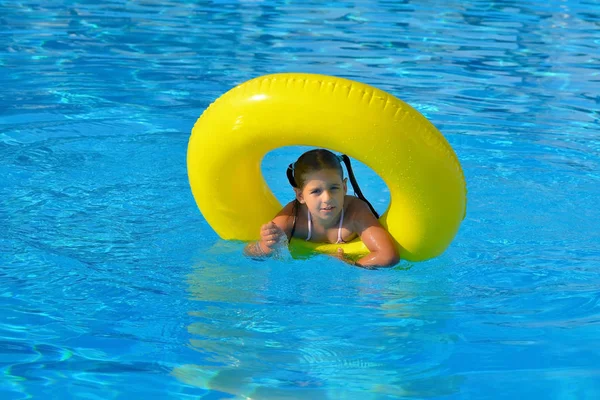 Adorable bambin relaxant dans la piscine — Photo
