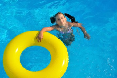 Yüzme havuzunda rahatlatıcı sevimli bebek