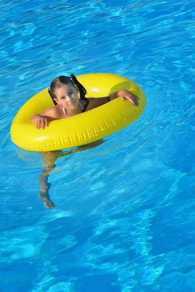 Entzückendes Kleinkind entspannt sich im Schwimmbad — Stockfoto