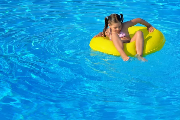 Niño adorable relajándose en la piscina — Foto de Stock