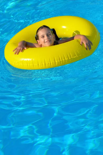 Очаровательный ребенок расслабляется в бассейне — стоковое фото