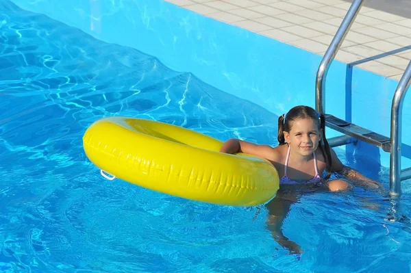 Roztomilé batole relaxační bazén — Stock fotografie