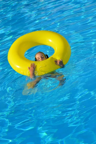 Adorable bambin relaxant dans la piscine — Photo