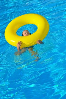 Yüzme havuzunda rahatlatıcı sevimli bebek