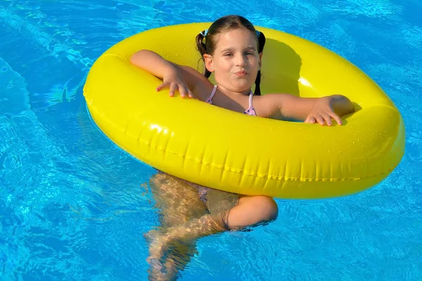 Schattig peuter ontspannen in het zwembad — Stockfoto