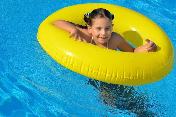 Adorável criança relaxante na piscina — Fotografia de Stock