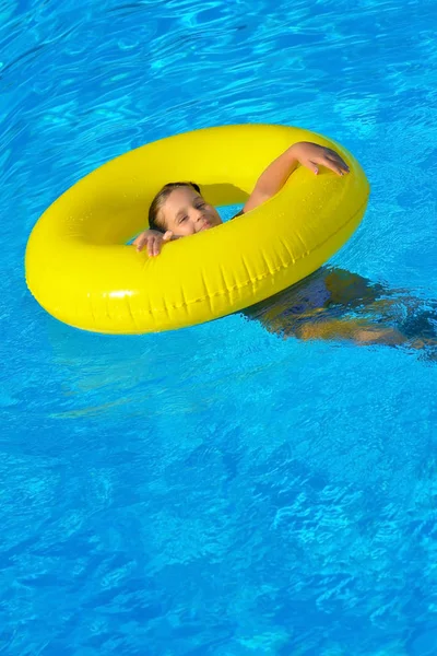 Adorável criança relaxante na piscina — Fotografia de Stock