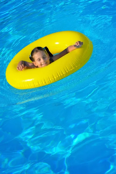 Adorable toddler relaxing in swimming pool — Stock Photo, Image