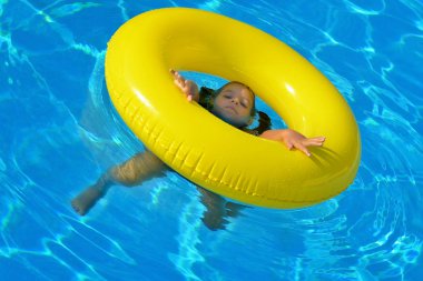 Yüzme havuzunda rahatlatıcı sevimli bebek