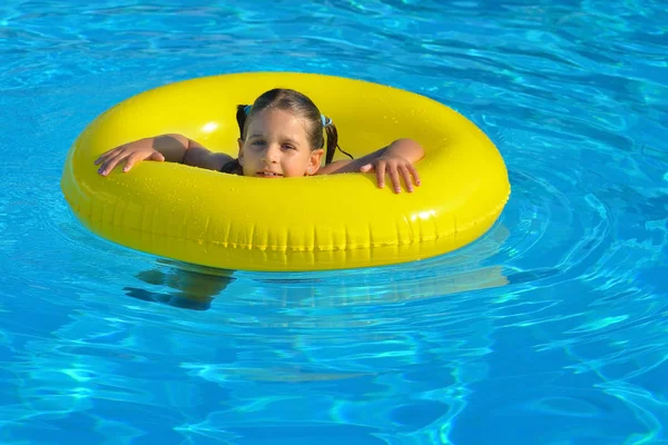 Adorable bambin relaxant dans la piscine — Photo