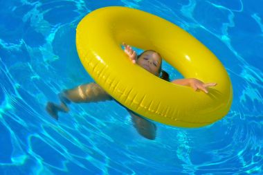 Yüzme havuzunda rahatlatıcı sevimli bebek