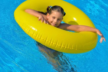 Yüzme havuzunda rahatlatıcı sevimli bebek