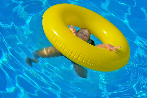 사랑 스러운 유아 수영장에서 편안한 — 스톡 사진