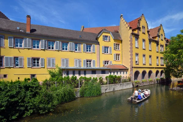 Turismo explorando la ciudad de Colmar desde la boa — Foto de Stock