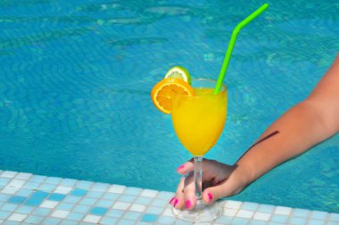 Kokteyl tutan el closeup görüntü