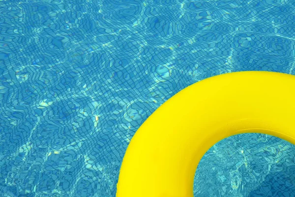 Bunte aufblasbare Röhre schwimmt im Schwimmbad — Stockfoto