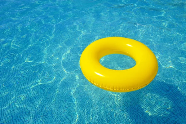 Bunte aufblasbare Röhre schwimmt im Schwimmbad — Stockfoto