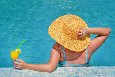 gerçek kadın güzellik yüzme havuzunda rahatlatıcı