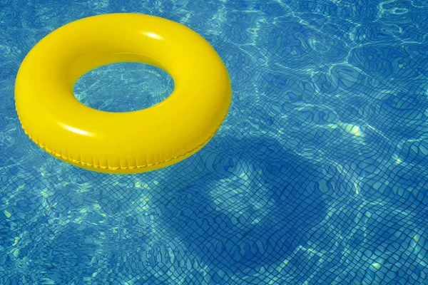 Tubo inflable colorido flotando en la piscina — Foto de Stock