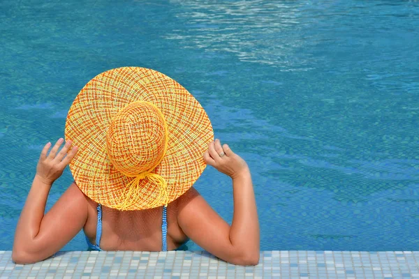 Real beleza feminina relaxante na piscina — Fotografia de Stock