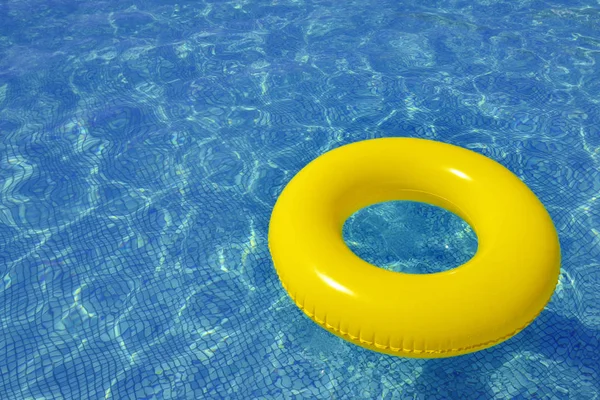 在游泳池中漂浮的多彩充气管 — 图库照片