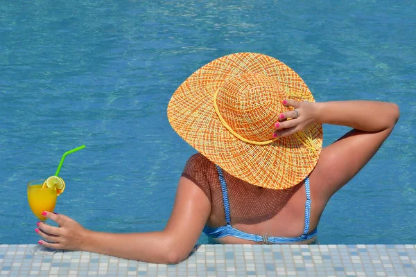 Véritable beauté féminine relaxante dans la piscine — Photo