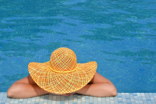 Real belleza femenina relajante en la piscina —  Fotos de Stock