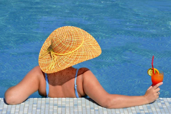 Véritable beauté féminine relaxante dans la piscine — Photo