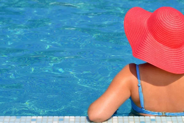 Real beleza feminina relaxante na piscina — Fotografia de Stock