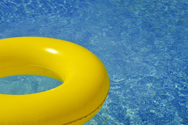 Красочные надувные трубки плавающие в бассейне — стоковое фото