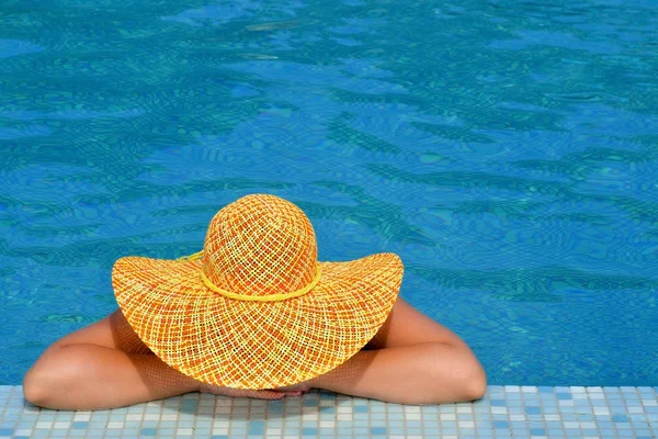 Real belleza femenina relajante en la piscina — Foto de Stock