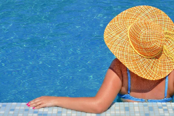 Real beleza feminina relaxante na piscina — Fotografia de Stock