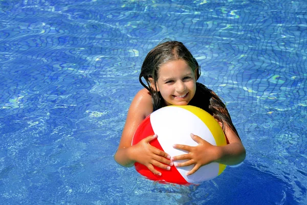 Véritable adorable fille se détendre dans la piscine — Photo