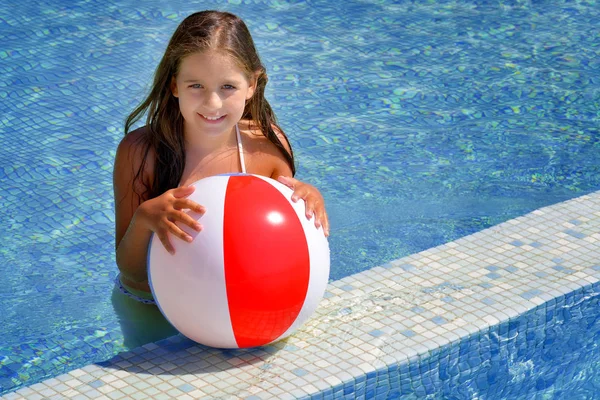 Reale adorabile ragazza rilassante in piscina — Foto Stock