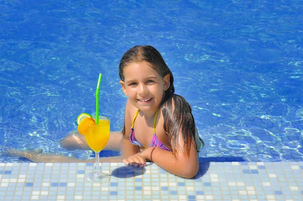 Real adorável menina relaxante na piscina — Fotografia de Stock